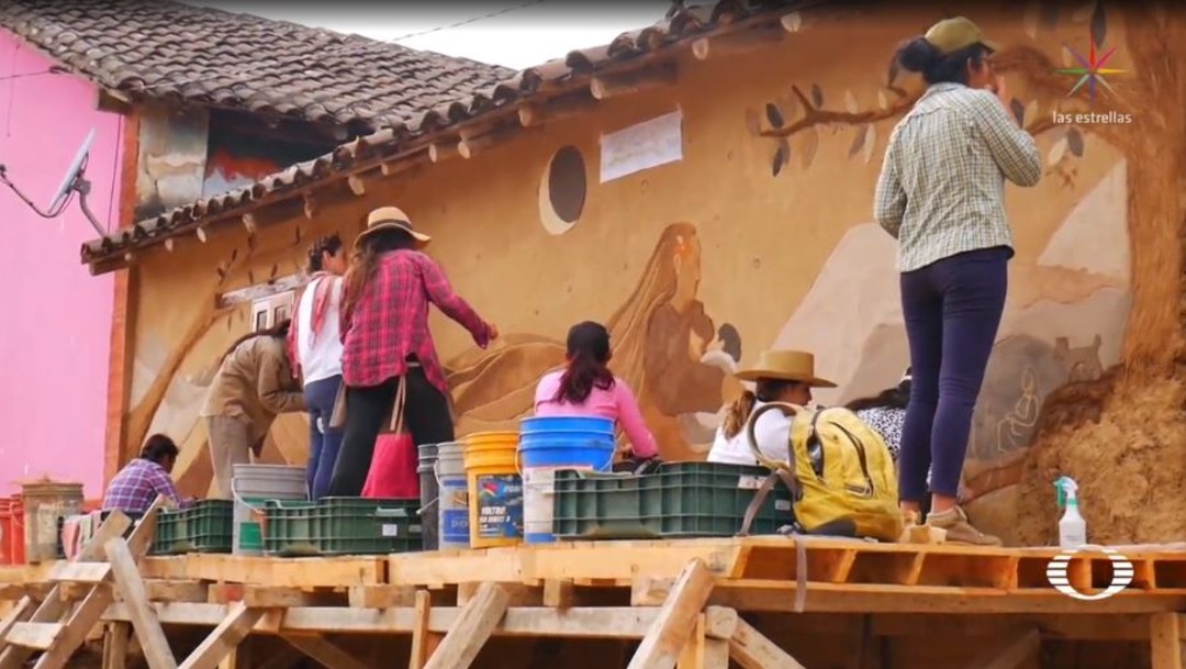 Foto: Durante 30 días, 14 mujeres de la etnia zoque pintaron murales con la técnica del revoque en la comunidad de Copoya; este trabajo incrementó el valor patrimonial de sus viviendas