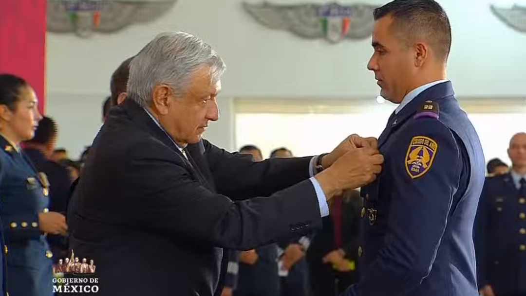 FOTO AMLO condecora a militares en Día de la Fuerza Aérea (YouTube)