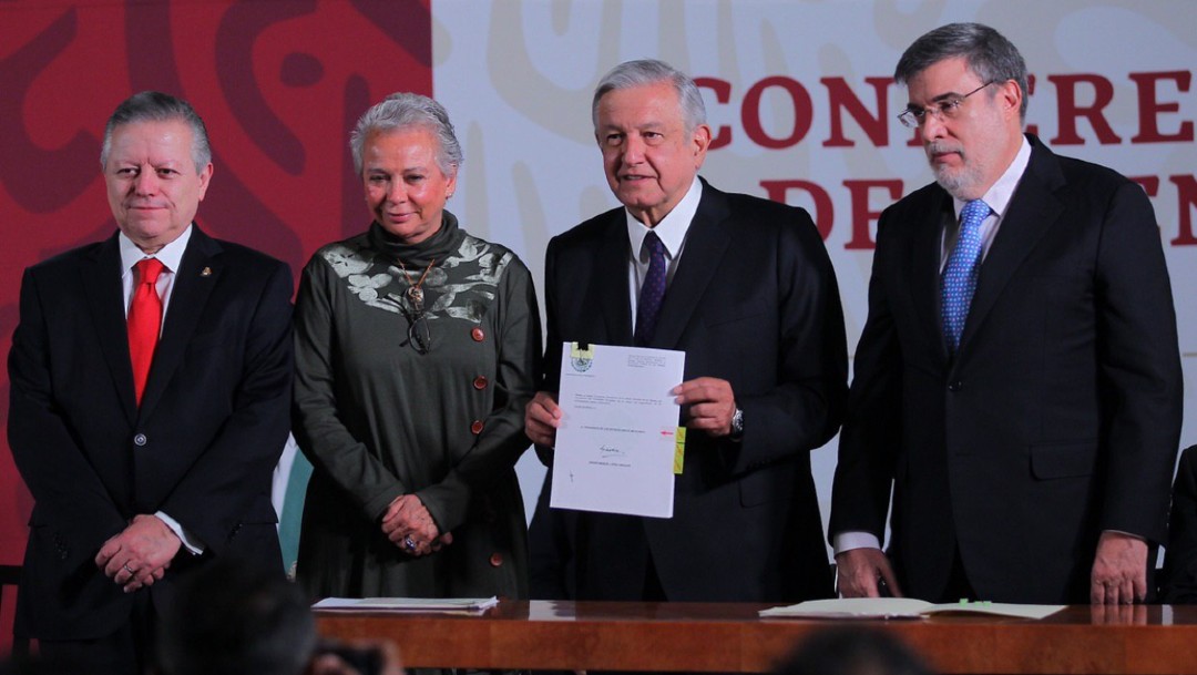Foto: AMLO firma la iniciativa de reforma al Poder Judicial