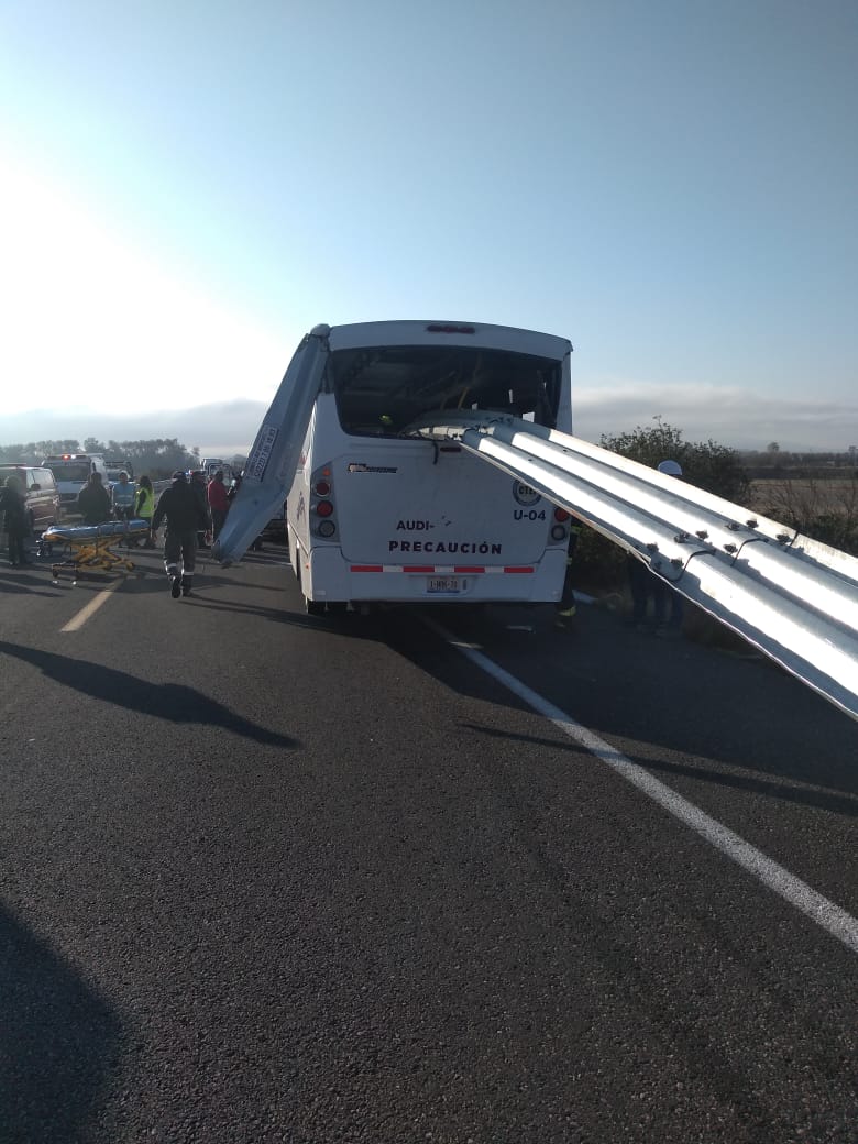 Barra de contención atraviesa autobús de trabajadores en Puebla
