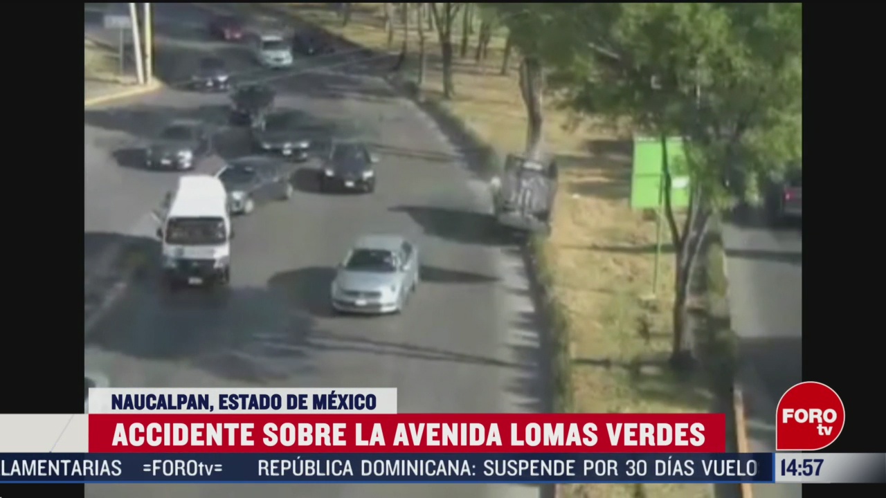 FOTO: automovil vuelca sobre avenida lomas verdes en naucalpan estado mexico