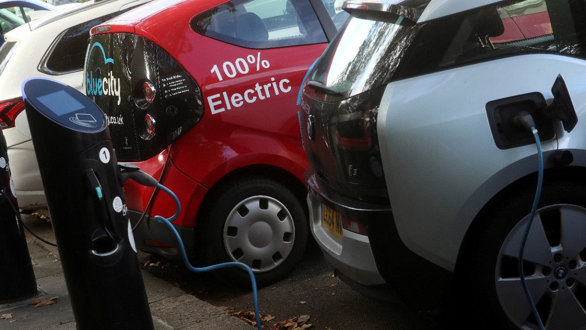 Reino Unido prohibirá autos con gasolina y diésel