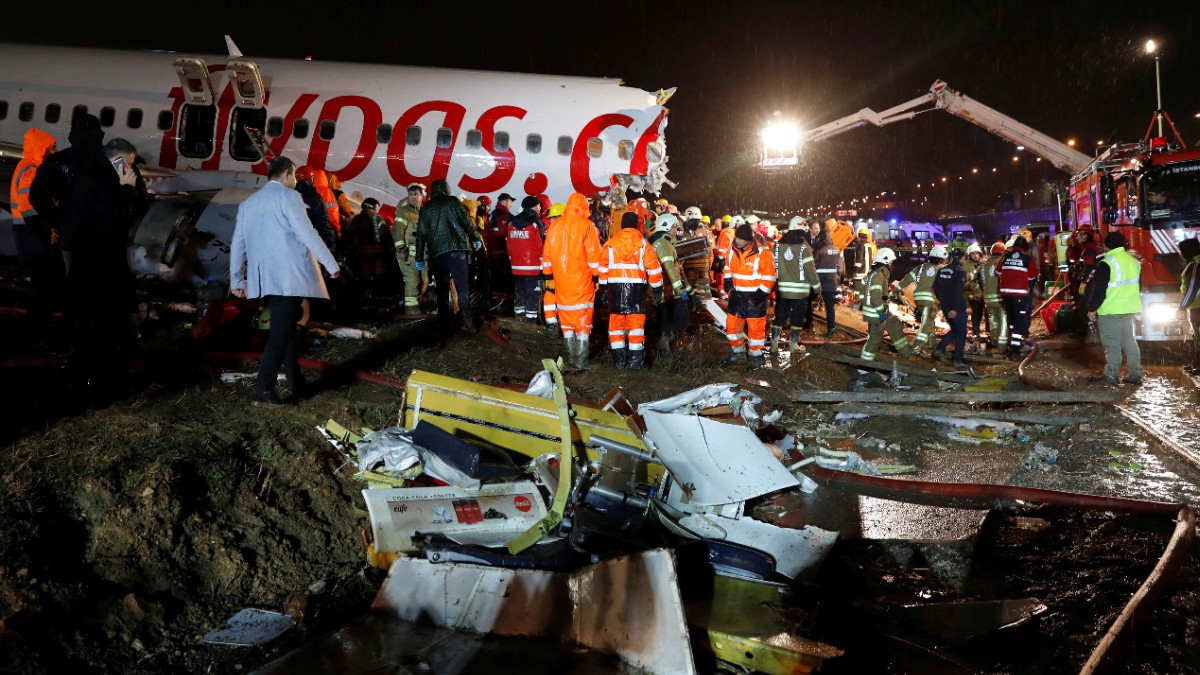 Confirman un muerto y 137 heridos en avión turco accidentado