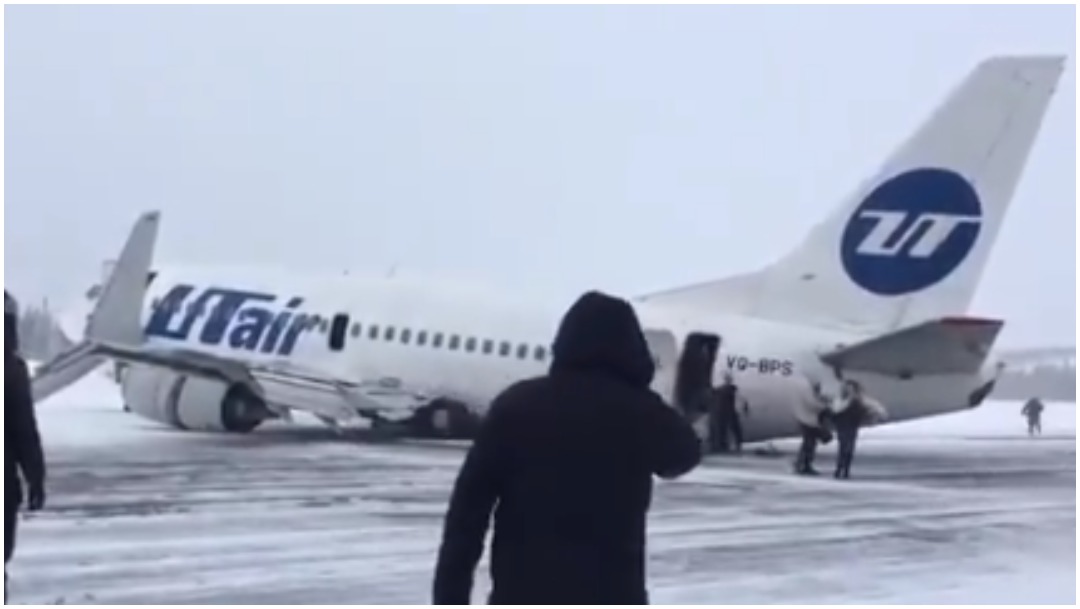 Foto: Avión aterrizó con el tren de aterrizaje roto en Rusia, 9 de febrero de 2020 (Twitter @RuAviaPhotog)
