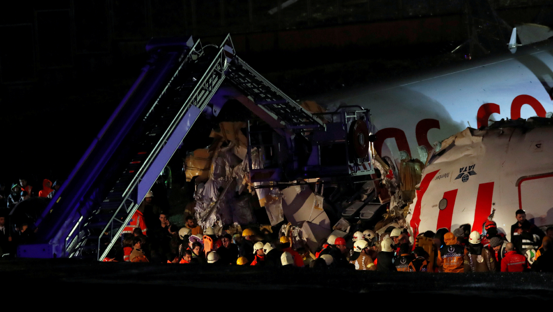 FOTO Avión se sale de la pista de aterrizaje y se rompe, en Turquía (Reuters)