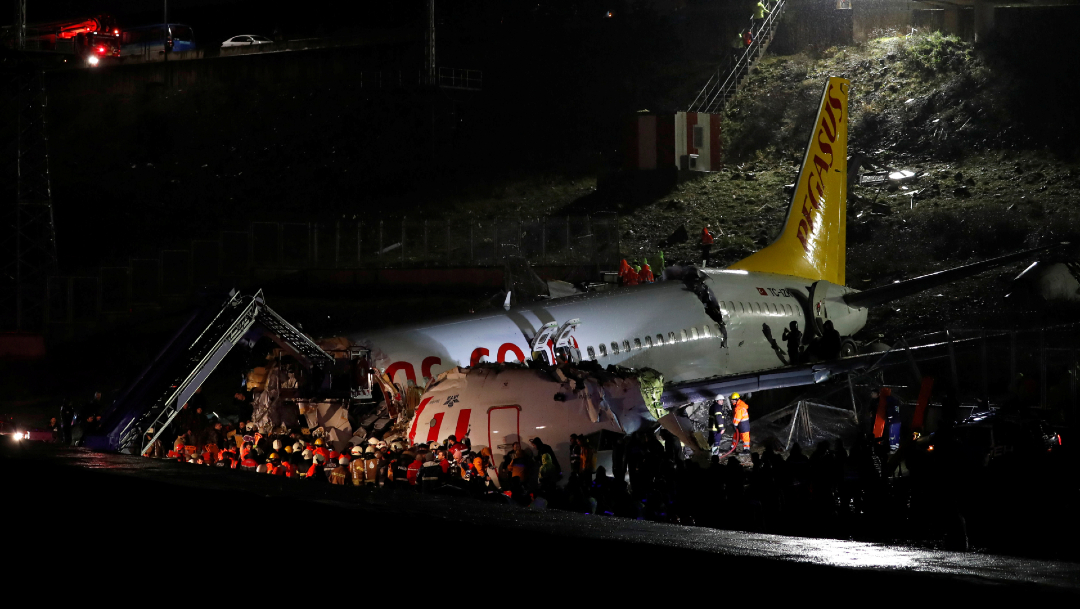 FOTO Avión se sale de la pista de aterrizaje y se rompe, en Turquía (Reuters)
