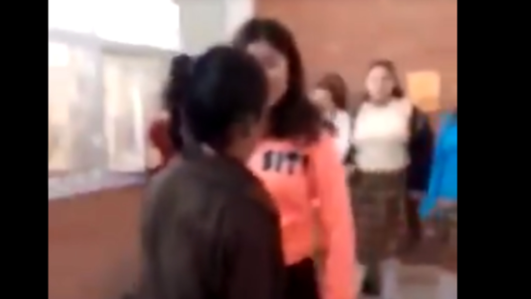 Foto: Captan bullying que sufre niña de secundaria en Coahuila, 14 de febrero de 2020, (Captura de video)
