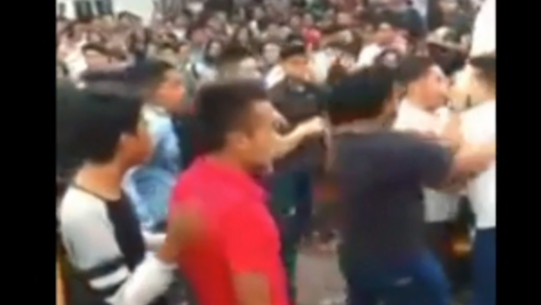 FOTO: Captan batalla campal entre jóvenes en bar de Cuernavaca, 28 de febrero de 2020, (Captura de video)