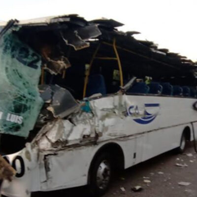 Cinco personas resultan heridas tras choque entre dos autobuses en Guerrero