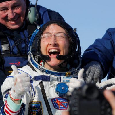 Astronauta de NASA Christina Koch regresa a la Tierra tras casi un año en el espacio