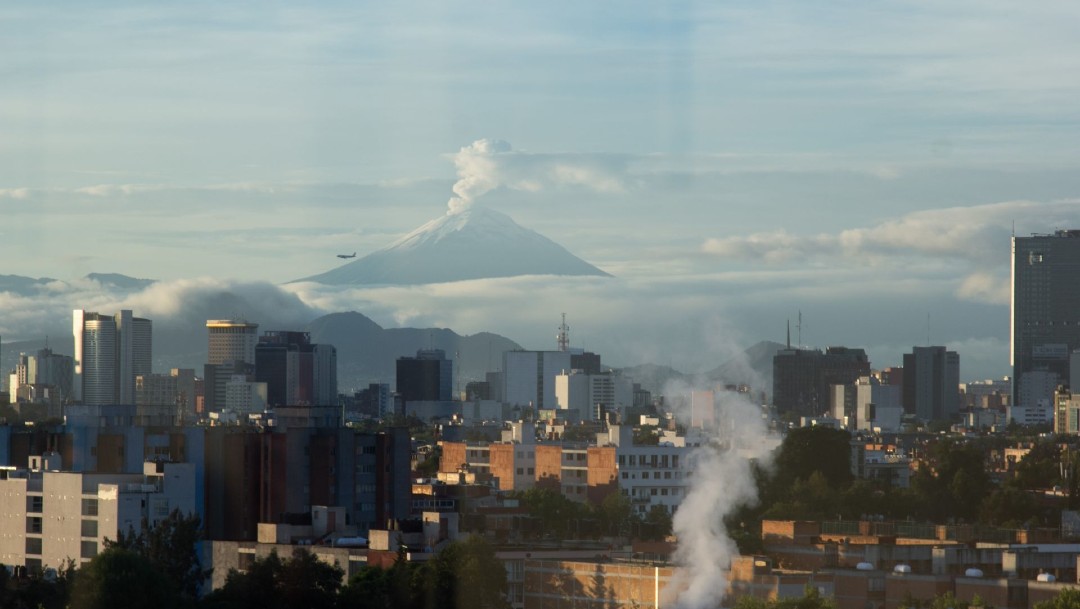 Debido a lo despejado del cielo capitalino, los volcanes Popocatépetl e Iztaccihuatl son visibles, 22 febrero 2020