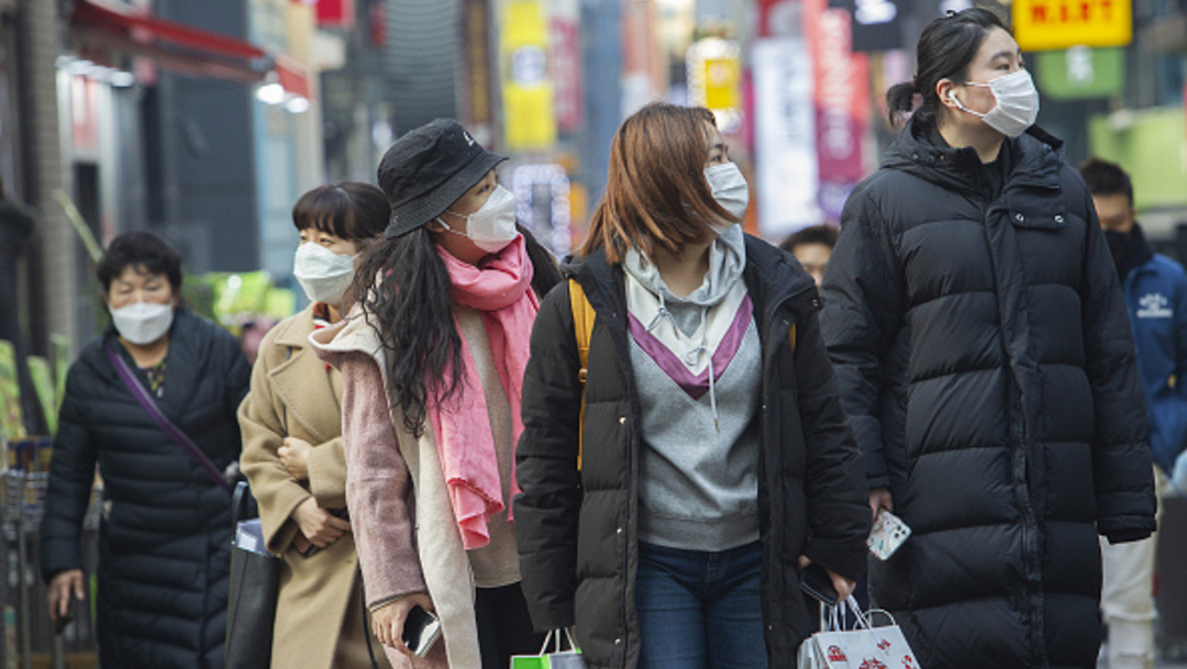 Foto: Un grupo de mujeres lleva tapabocas mientras caminan en Seúl, Corea del Sur, 21 febrero 2020