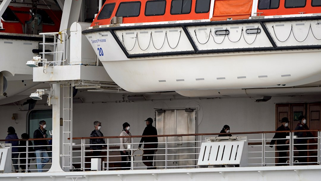 Foto: Los pasajeros caminan en una cubierta del crucero Diamond Princess, 15 febrero 2020