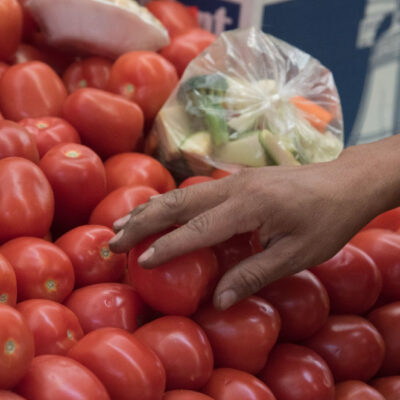 Se disparan precios de jitomate, tomate y pechuga de pollo por heladas