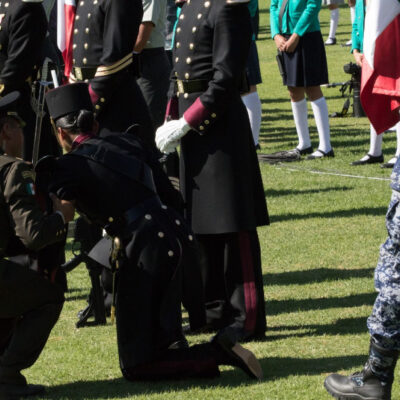 Niñas y cadete se desmayan por insolación en ceremonia del Día de la Bandera