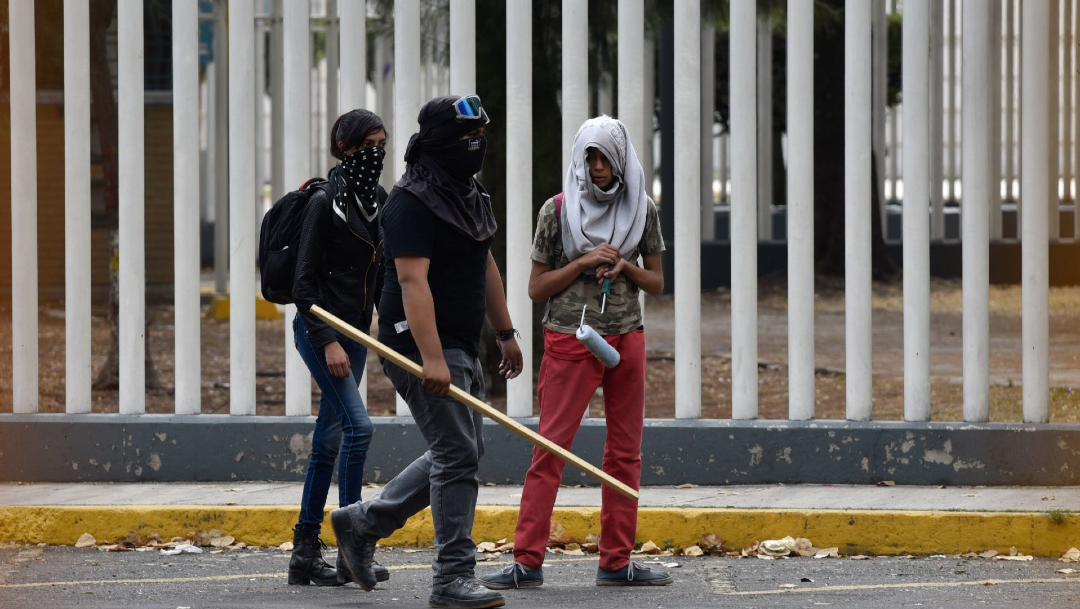 Foto: Enfrentamiento en CCH Azcapotzalco deja 14 lesionados , 21 de febrero de 2020, (MARIO JASSO /CUARTOSCURO.COM)