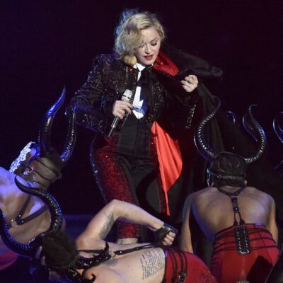 De Madonna a Lady Gaga: las caídas más sonadas sobre el escenario
