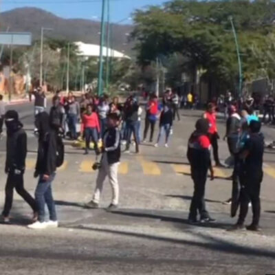 Desalojan a normalistas tras bloqueo en Chiapas