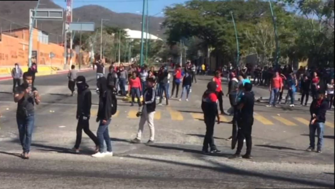 FOTO: Desalojan a normalistas tras bloqueo en Chiapas, el 16 de febrero de 2020