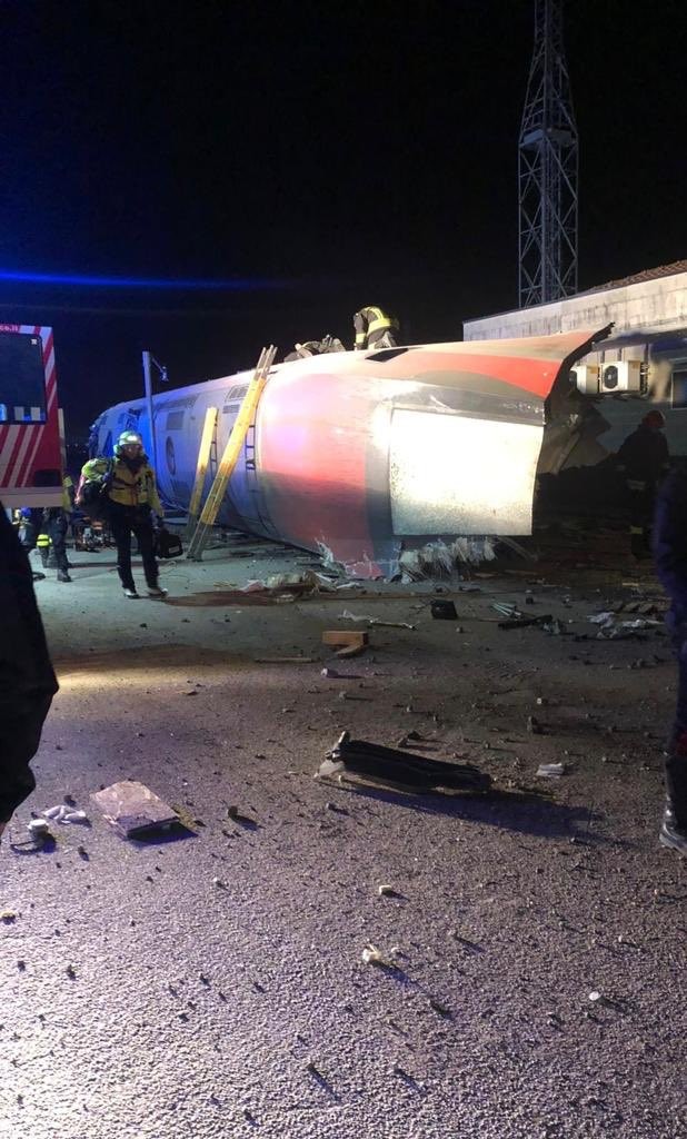 Descarrilamiento de tren en Italia deja dos muertos
