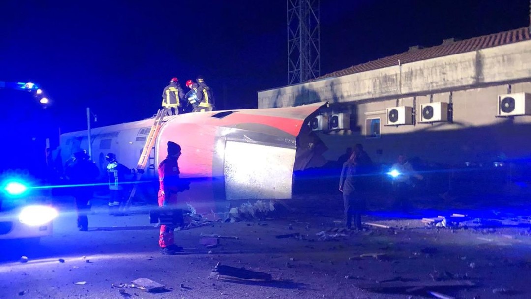 Descarrilamiento de tren en Italia deja dos muertos