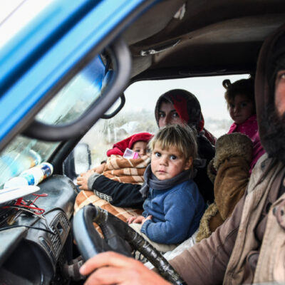 Familias se refugian en prisiones abandonadas por guerra en Siria