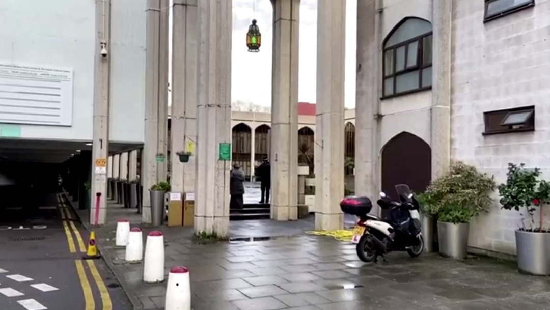 Foto: Detienen a un hombre por apuñalar a una persona en mezquita de Londres