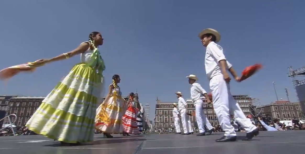 FOTO Bailes regionales durante ceremonia por el Día del Ejército Mexicano (YouTube/AMLO)
