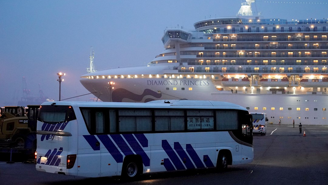 Foto: Autobuses con cortinas cerradas llegan a la Terminal de Cruceros, donde el Diamond Princess está atracado. (EFE