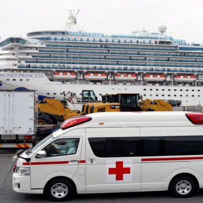 Comienzan a salir pasajeros que estaban en cuarentena por coronavirus en crucero en Japón