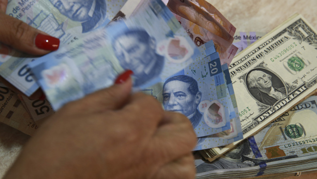 Foto: Una mujer cuenta los billetes de 20 pesos mexicanos, 21 febrero 2020
