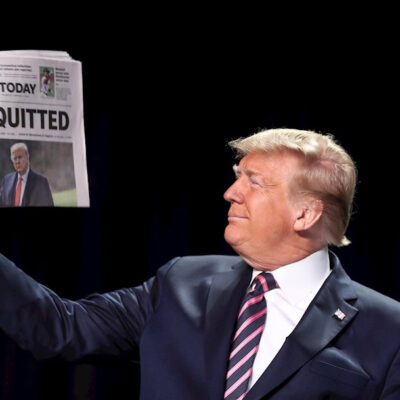 Trump exhibe orgulloso titulares sobre su absolución en el impeachment