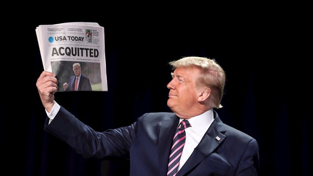 Foto: El presidente de los Estados Unidos, Donald Trump, muestra una copia del periódico USA Today con su absolución del juicio político, 6 febrero2020