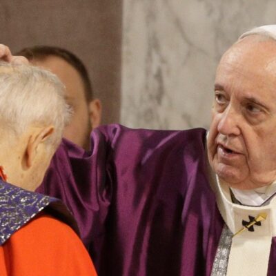El papa pide no ‘trolear’ durante la Cuaresma; celebra el Miércoles de Ceniza