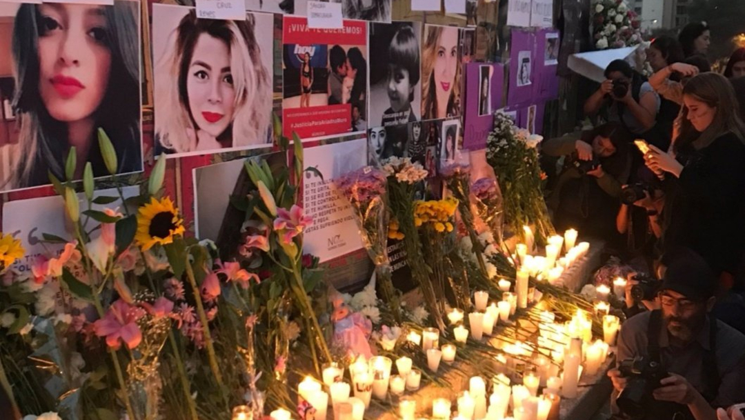 Foto: Colocan ofrenda por víctimas de feminicidios en el Ángel de la Independencia, 22 de febrero de 2020, (Twitter @MeganoticiasTVC)