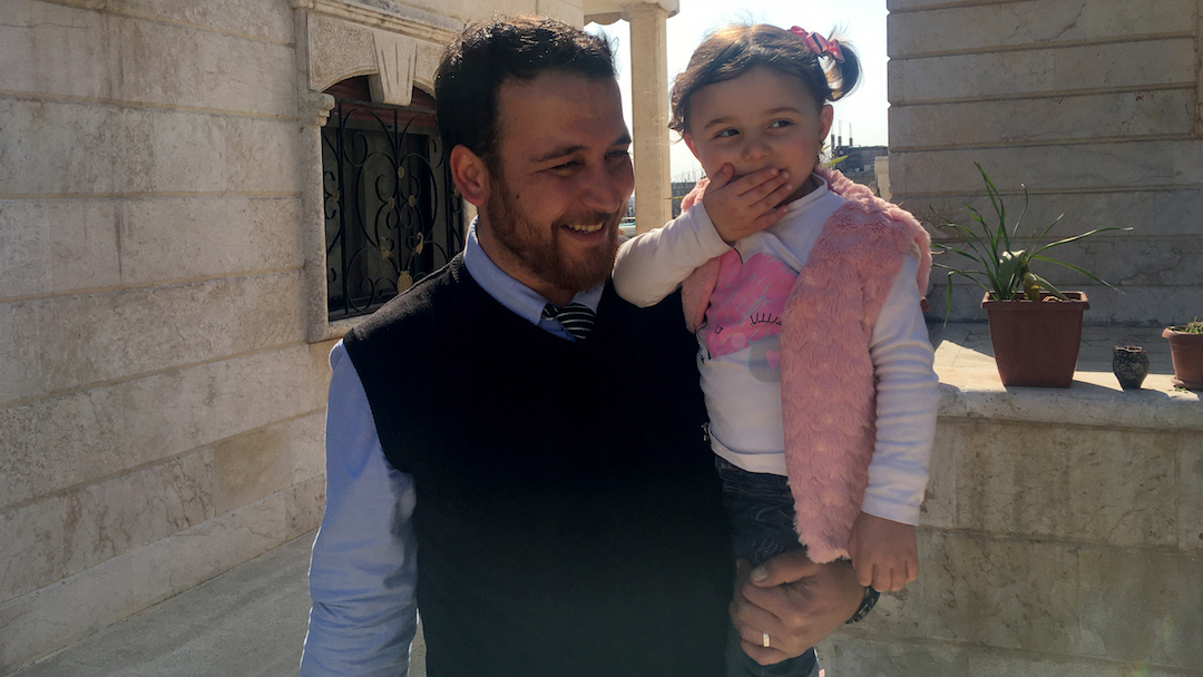 Niña que reía durante bombardeo con su papá salió de Siria