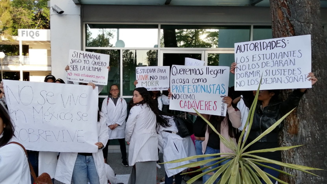 FOTO Estudiantes BUAP marchan a Tehuacán por homicidio de compañeros (Twitter)
