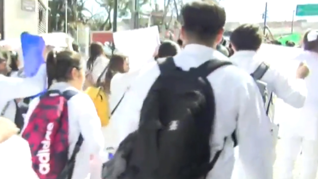 FOTO: Estudiantes marchan por la paz y seguridad en Puebla, tras asesinato de tres alumnos, el 25 de febrero de 2020