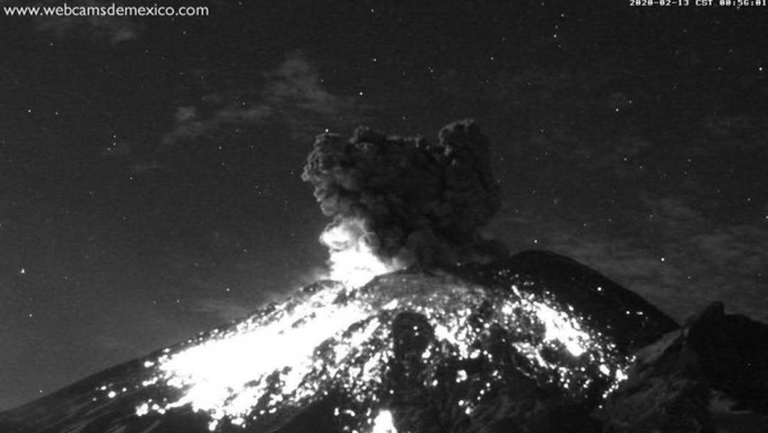 Popocatépetl lanza explosión con fragmentos incandescentes