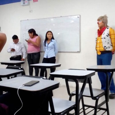 Estudiante expuso vestido de payaso porque no tuvo tiempo de cambiarse