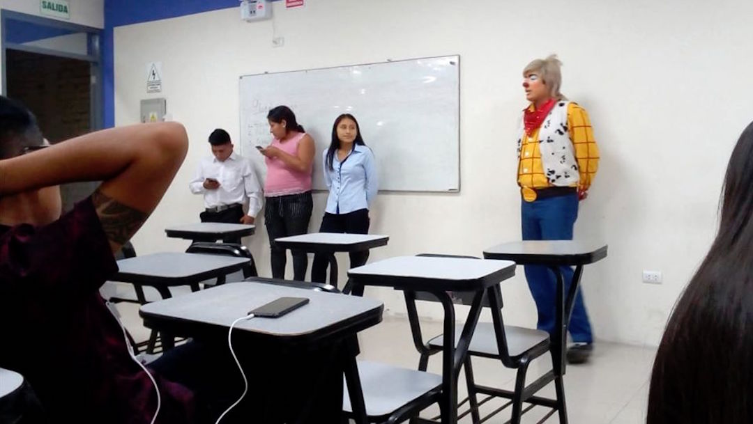Foto Estudiante expuso vestido de payaso porque no tuvo tiempo de cambiarse 6 febrero 2020