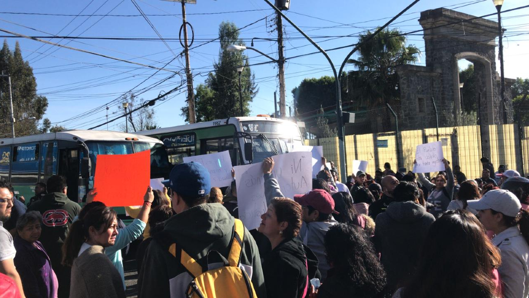 FOTO: Vecinos realizan bloqueo en Tulyehualco por feminicidio de Fátima, el 17 de febrero de 2020