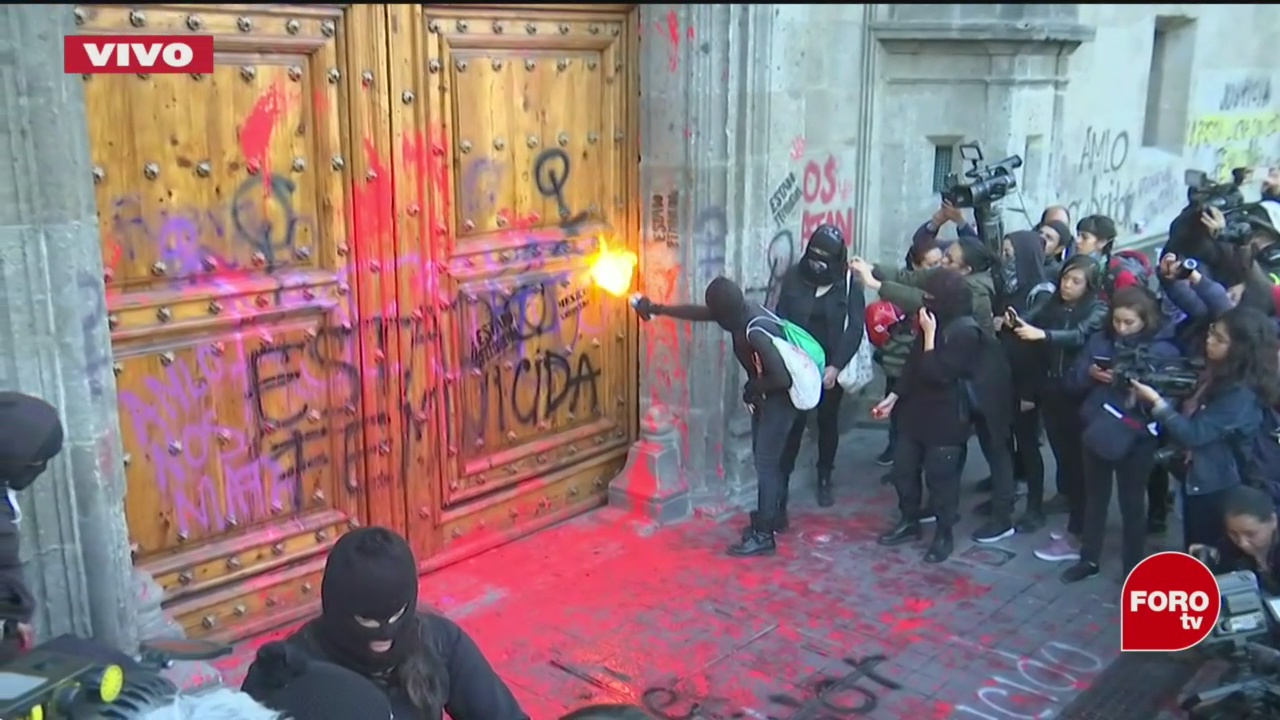 feministas lanzan fuego a puerta mariana de palacio nacional