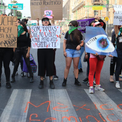 Feministas protestan contra violencia de género en Eje Central de CDMX