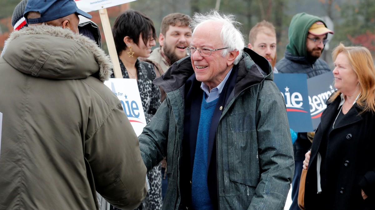 Foto: Bernie Sanders saluda a un grupo de personas. Reuters