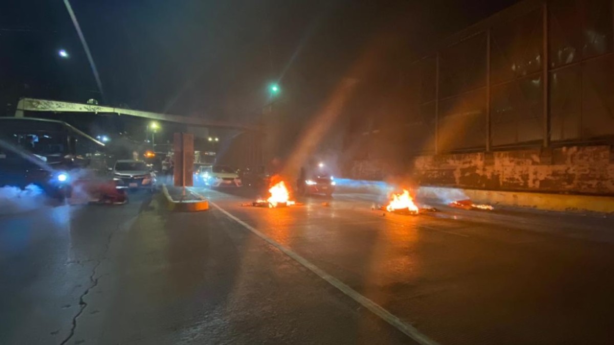 Foto: Vecinos bloquearon Circuito Interior. Noticieros Televisa/Alan