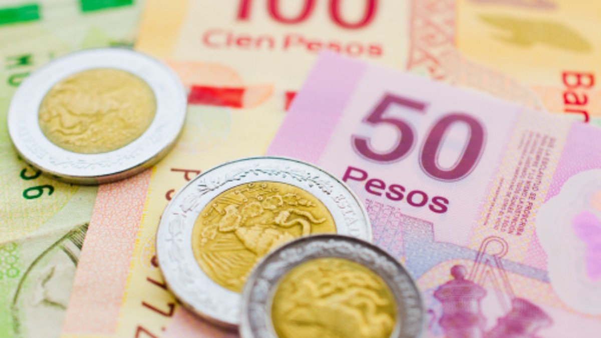 Foto: Monedas y billetes mexicanos. Getty Images