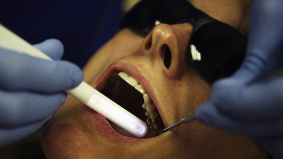 Foto: Un odontólogo atiende a un paciente. Getty Images