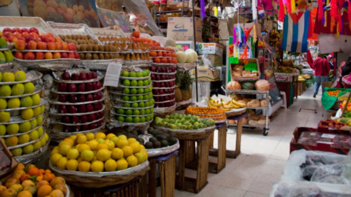 Foto: Frutas, verduras y piñatas en un mercado de la Ciudad de México. Getty Images/Archivo