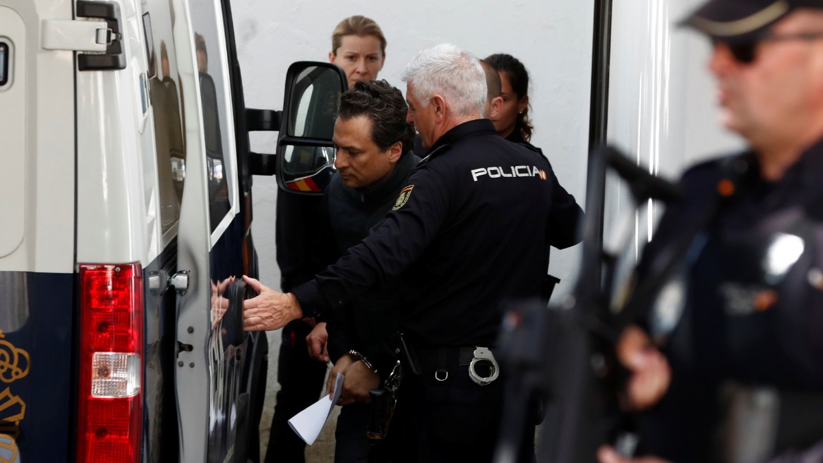 Foto: Policías españoles trasladan a Emilio Lozoya. Reuters